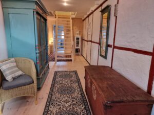 entreen og trappen til 1.sal