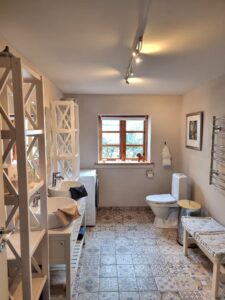 Badeværelse udstyret med vaskemaskine